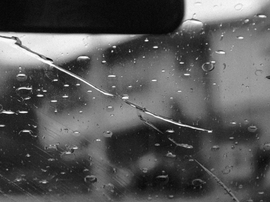Fissure de pare-brise s étendant sous la pluie à Istres
